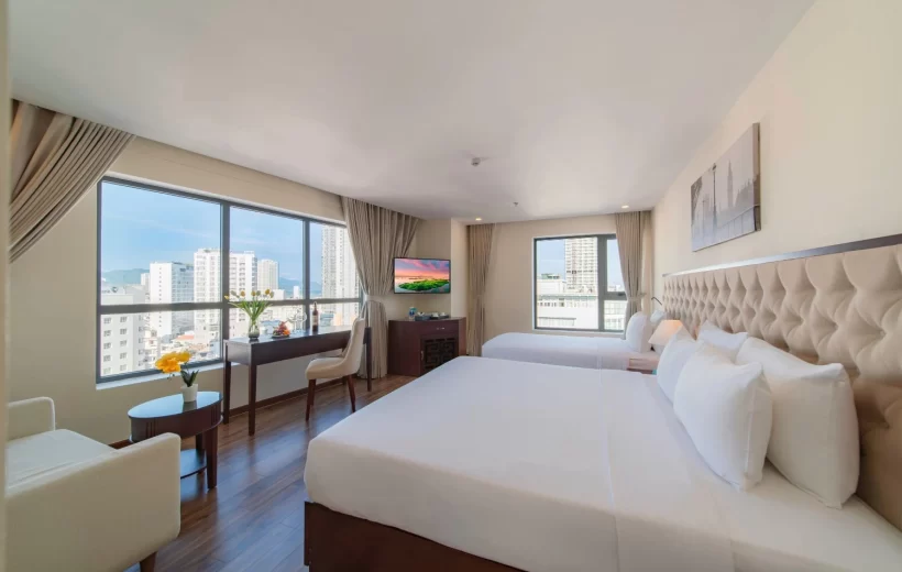 Senior Triple With Partial Sea View & Bathtub